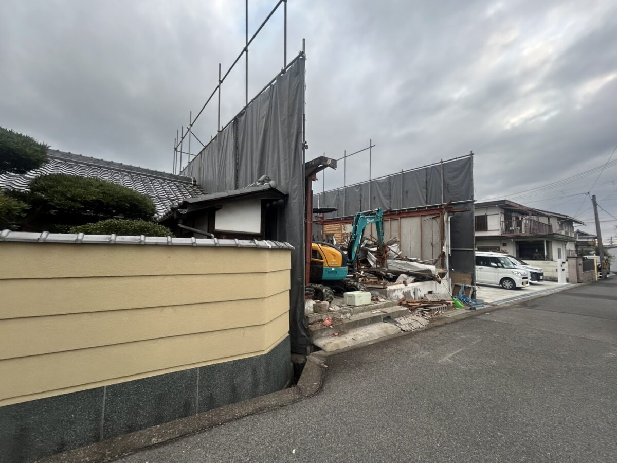 解体現場、足場